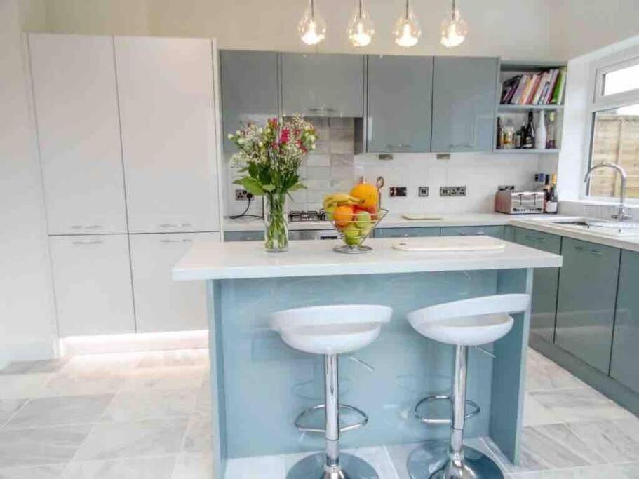 Spacious 4 Bed Rooms, Parking, Garden And Near Parks, Beaches And University Bournemouth Esterno foto