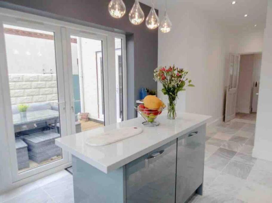 Spacious 4 Bed Rooms, Parking, Garden And Near Parks, Beaches And University Bournemouth Esterno foto